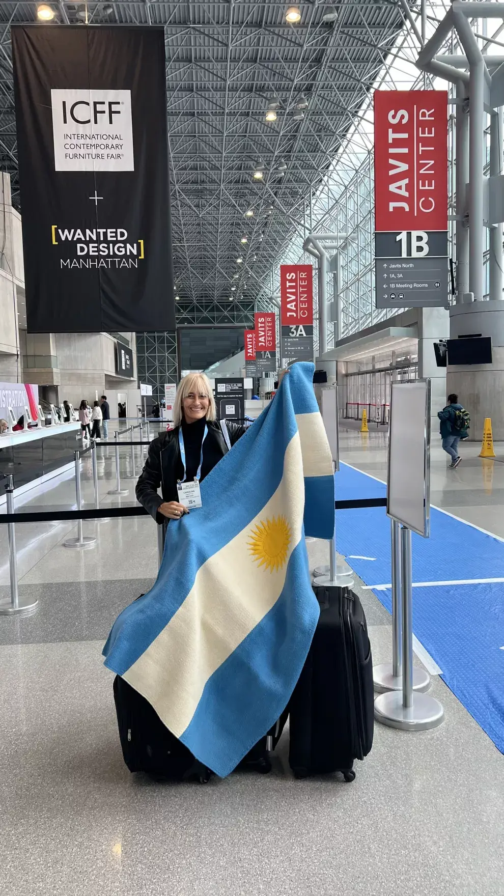 Carolina Pavetto, mostrando los diseños de tejidos argentinos.