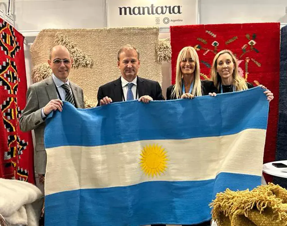 Carolina Pavetto entregó una bandera argentina hecha a mano en la exposición en Nueva York.