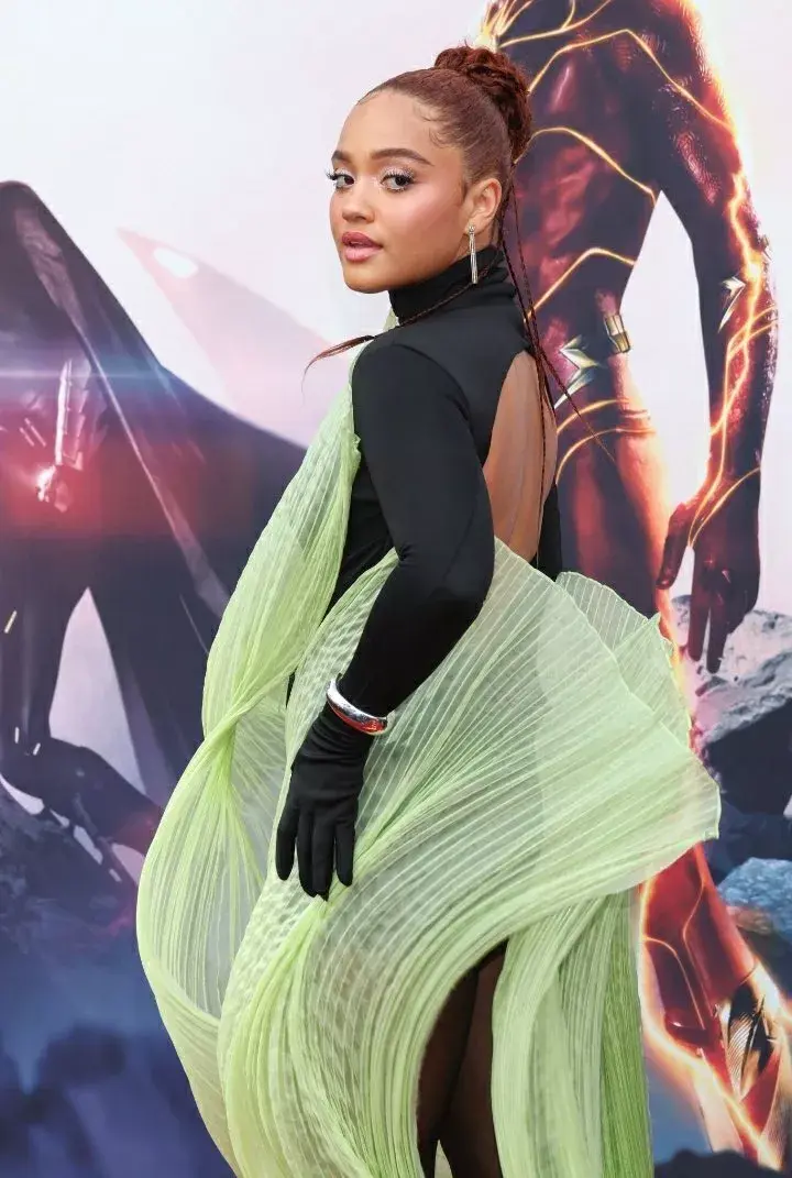 El extravagante look de la cantante y actriz Kiersey Clemons.
