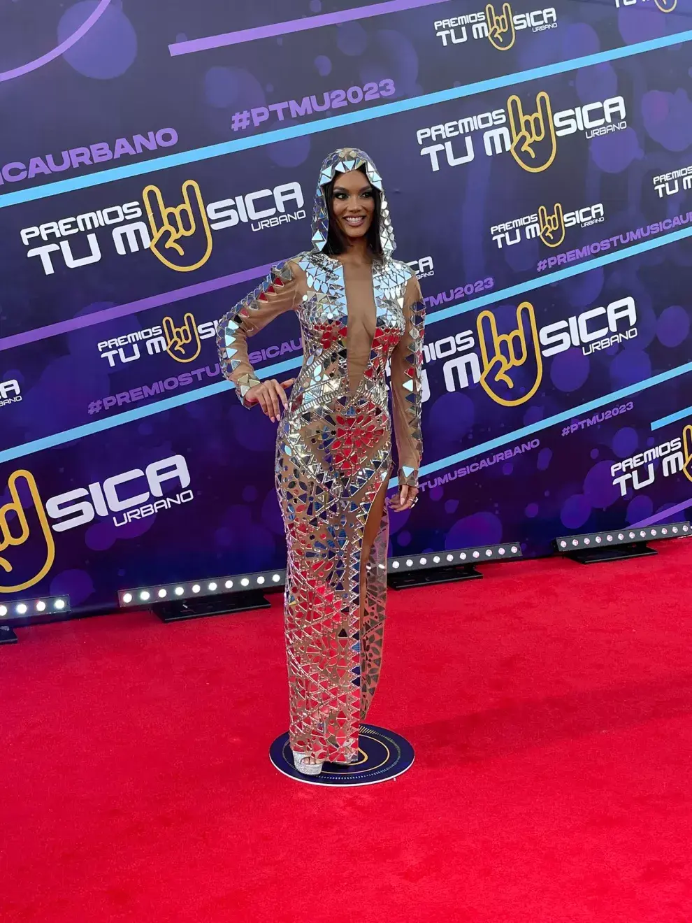 Deslumbrante la modelo Zuleyka Rivera con un vestido de espejos.