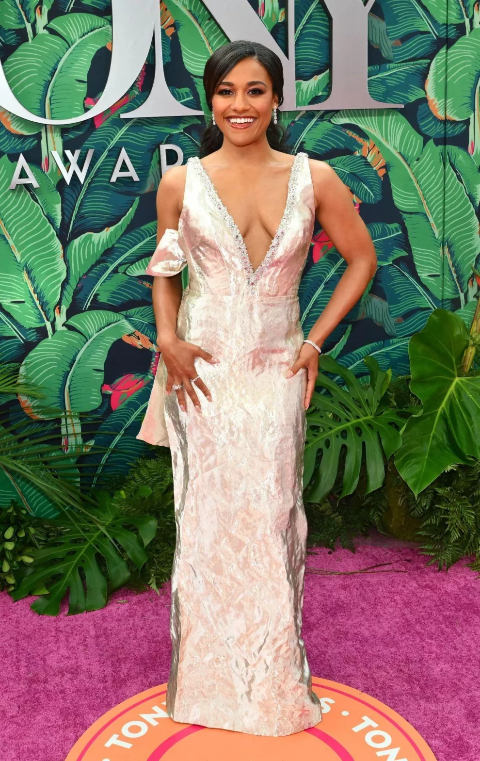 Ariana DeBose, la presentadora de la gala, con un escotado vestido plateado ceñido al cuerpo.