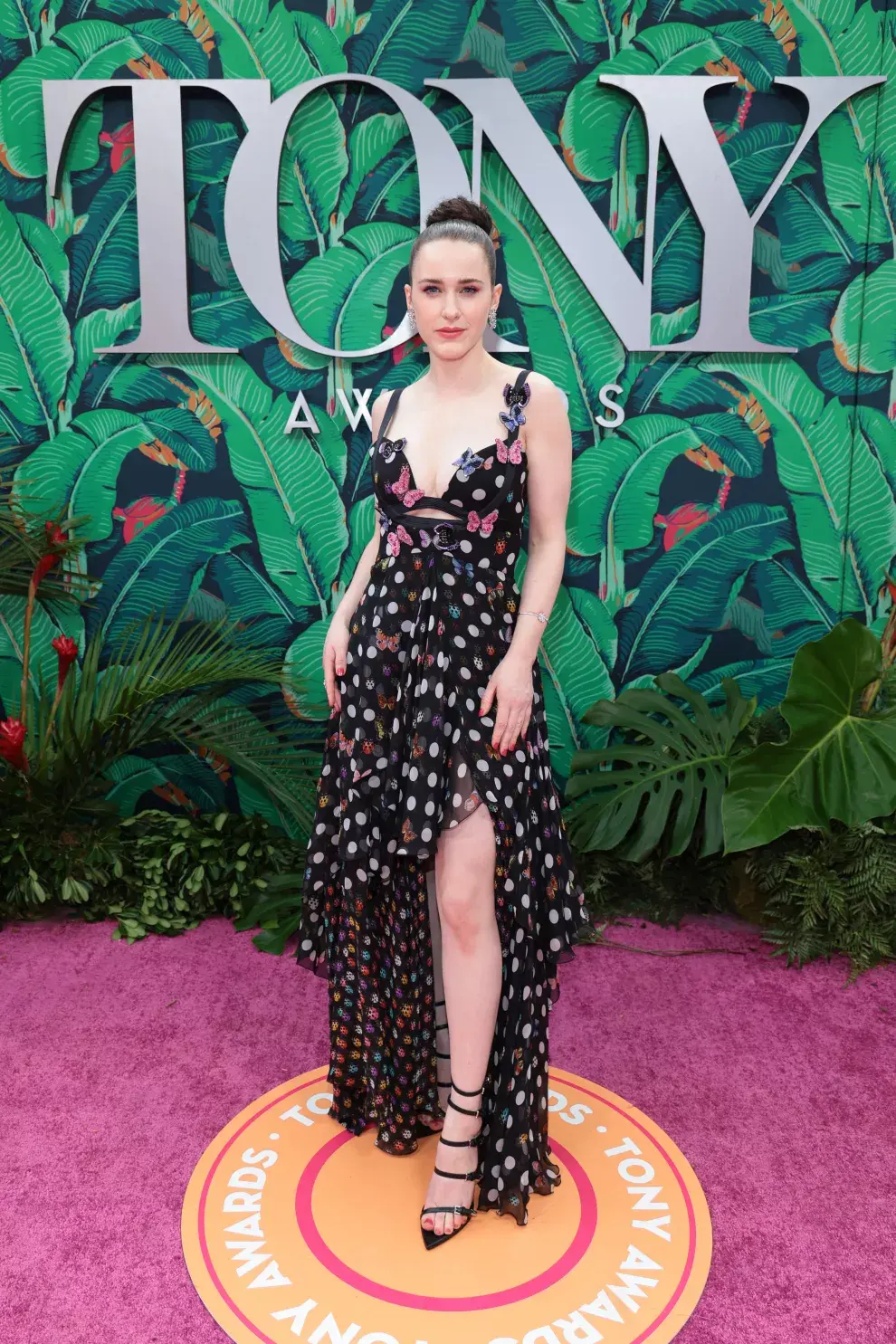 Rachel Brosnahan con un vestido de lunares de Versace.