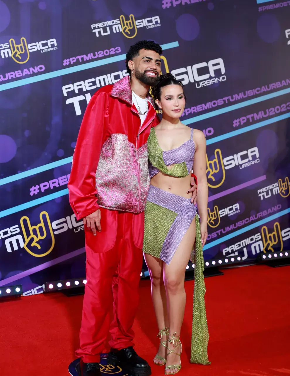 Jay Wheeler y Zhamira Zambrano, enamorados en los Premios Tu Música Urbano 2023.