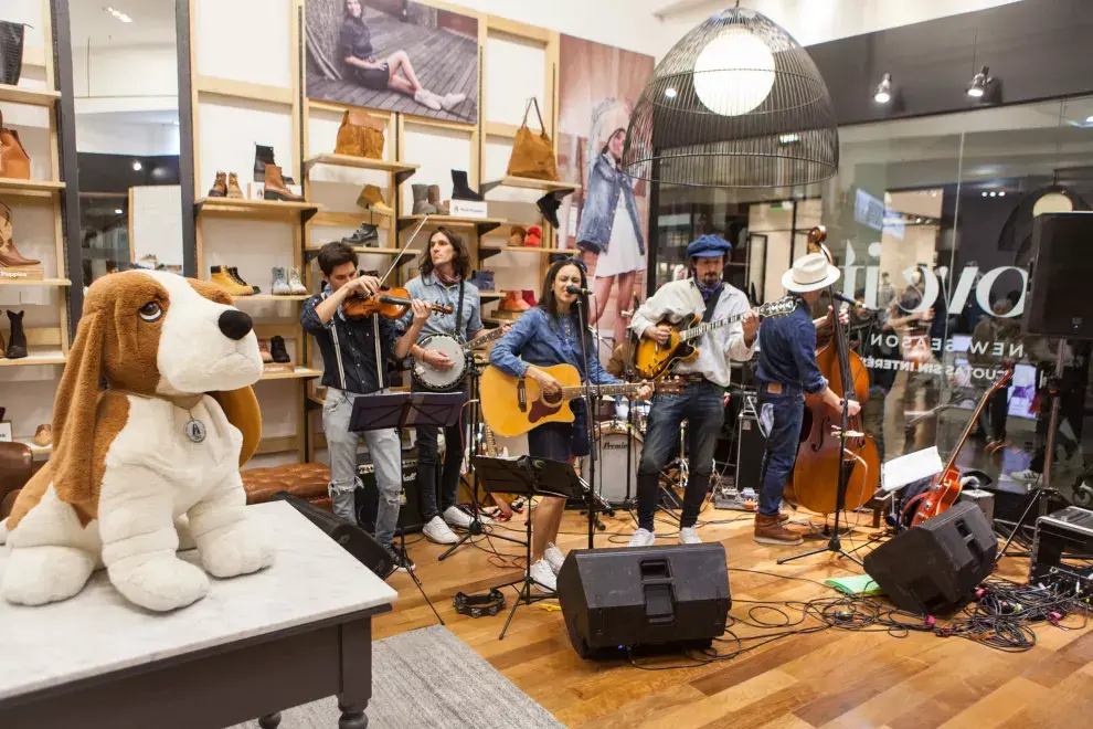 El local de Hush Puppies en Unicenter fue sede de una celebración a pura música y arte.