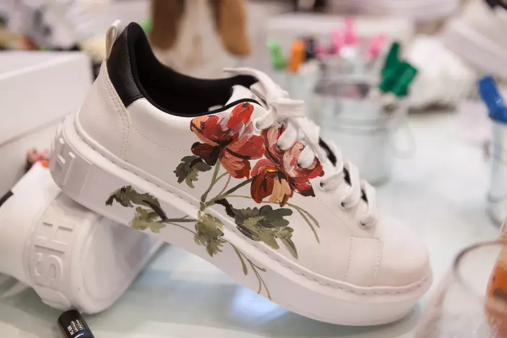 Moda con toque de autor. Flor Chedufau suma pinceladas de color a tus zapatillas.