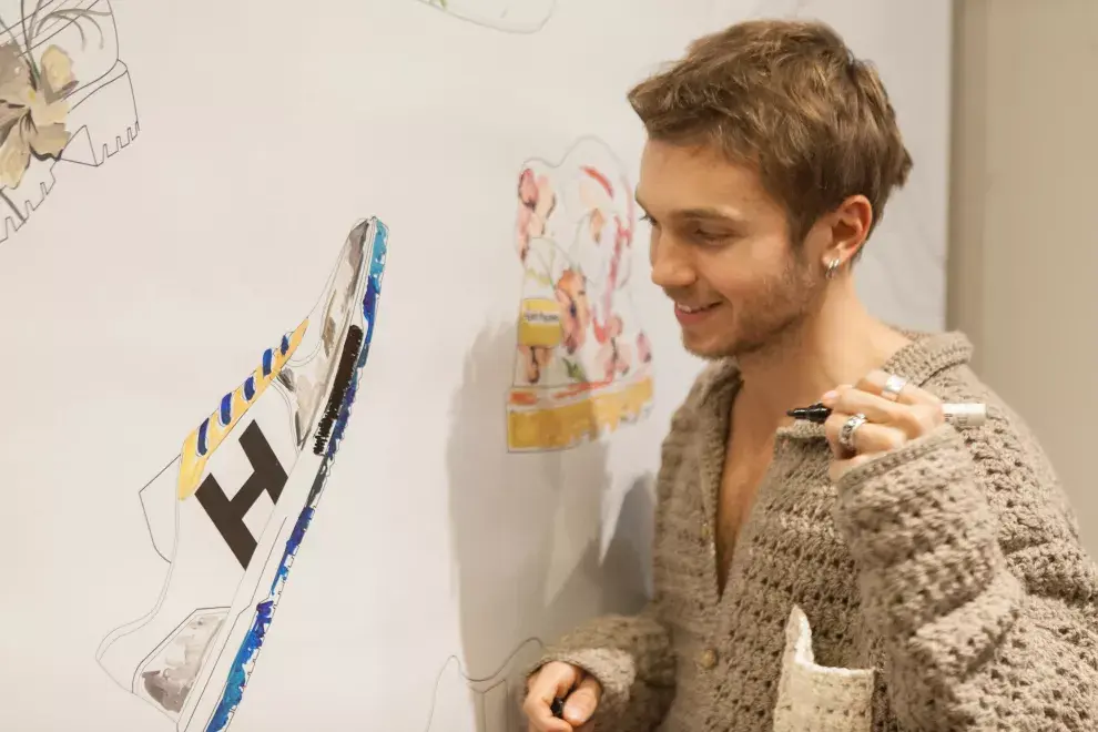 Franco Masini se animó a intervenir el mural dentro del local y también dejó su arte plasmado en las zapatillas.