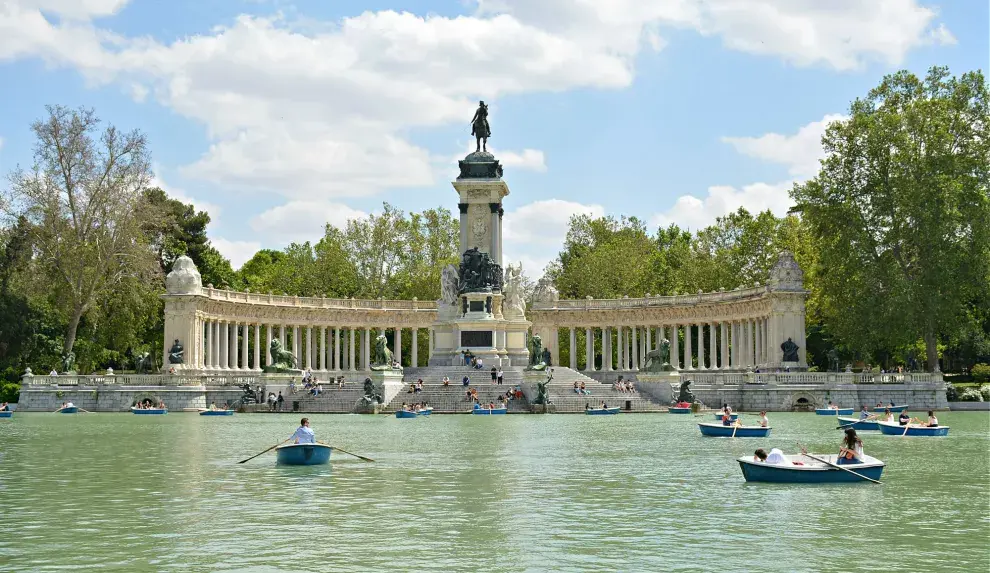 El Retiro, un clásico imperdible de Madrid.