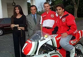 Zulemita, Carlos Menem y su hijo, amante de los deportes de riesgo (en la moto). Zulema ya tenía prohibida la entrada a la quinta presidencial de Olivos.