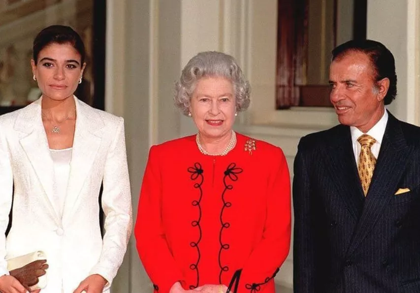En 1998, la Reina Isabel II recibió a Carlos Menem en Inglaterra. Él viajó acompañado de su hija Zulemita.