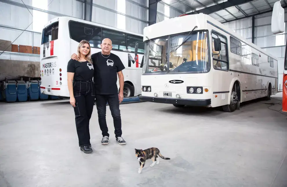 Padre e hija construyen motorhomes: “Quería que mi papá trabajara de esto porque lo hace feliz”.