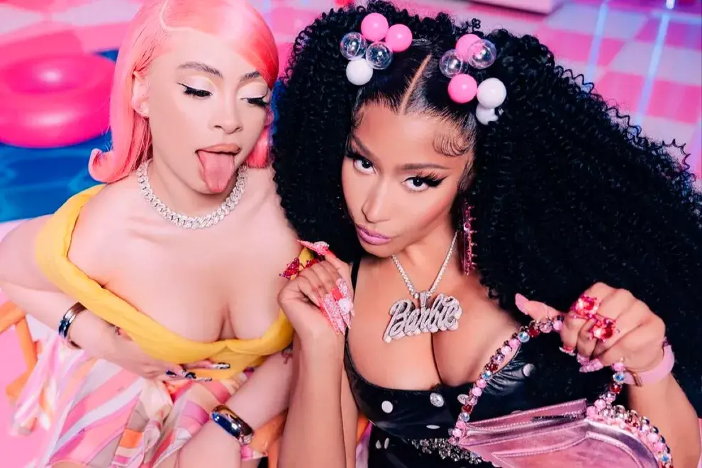 Nicki Minaj e Ice Spice interpretan "Barbie World" para la película Barbie.