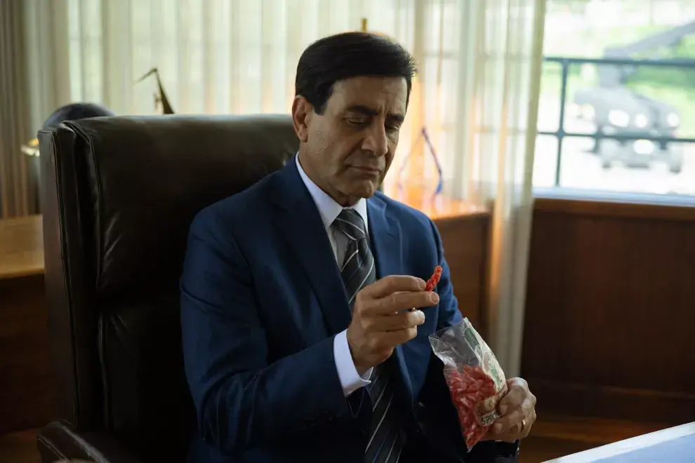 Tony Shalhoub es Roger Enrico, director ejecutivo de la compañía.
