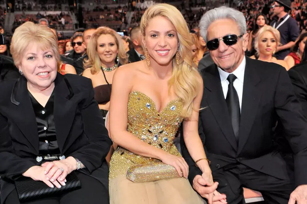 Shakira junto a sus padres.