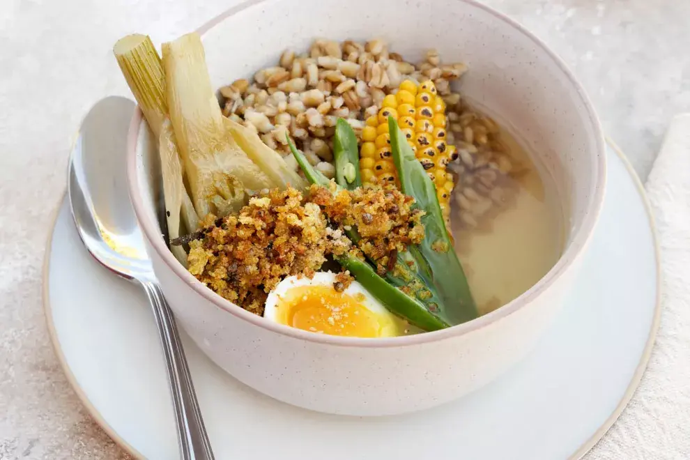 Sopa de vegetales, con cebada y huevo