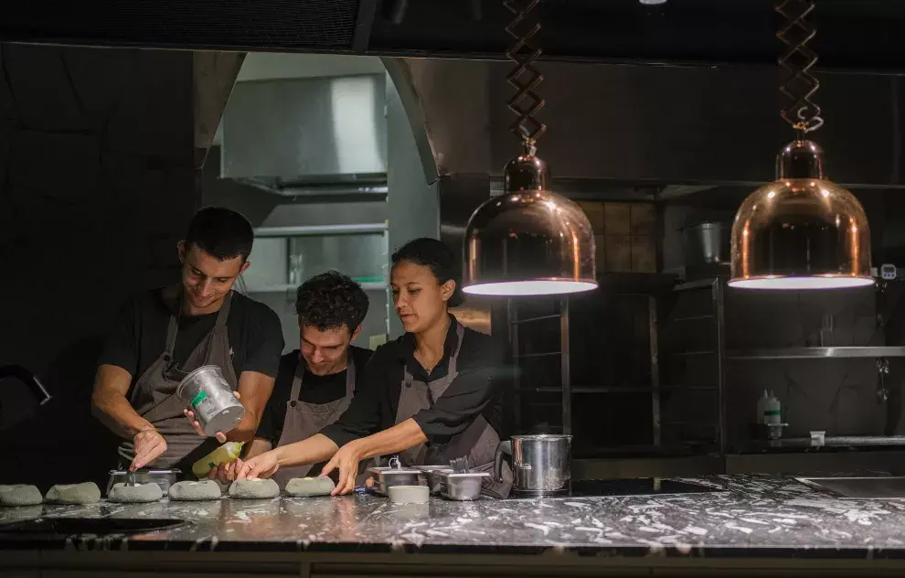 La cita es en un restaurante que está catalogado como el más caro y sofisticado de Buenos Aires: Trescha.