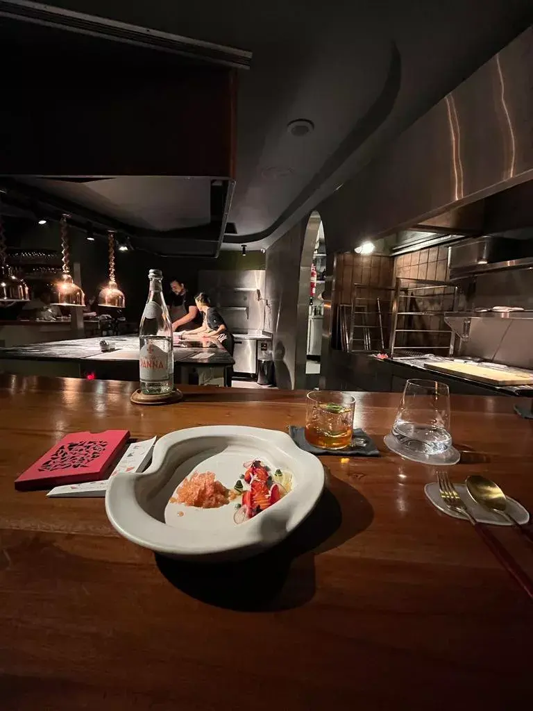 Cada plato, además, es servido por alguien que lo explica en detalle. 