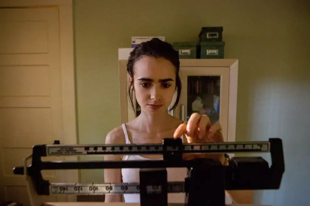 Lily Collins en un papel muy diferente al de Emily Cooper.