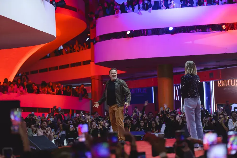 Arnold Schwarzenegger en medio de la exhibición dedicada a los contenidos de la plataforma.