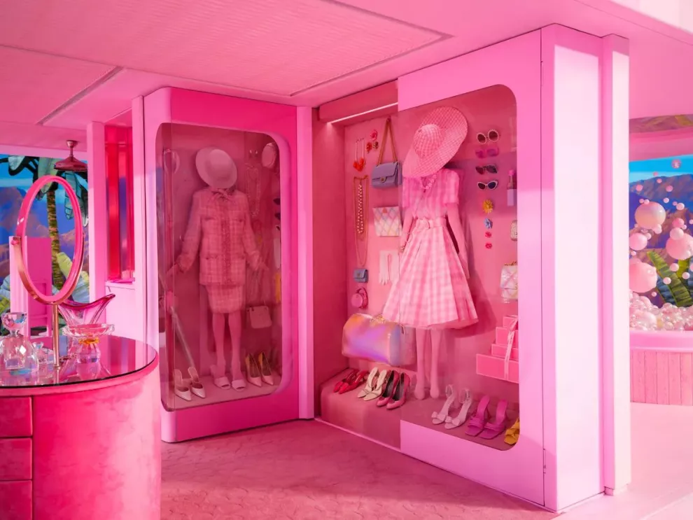 su armario revela conjuntos coordinados en vitrinas de cajas de juguetes.