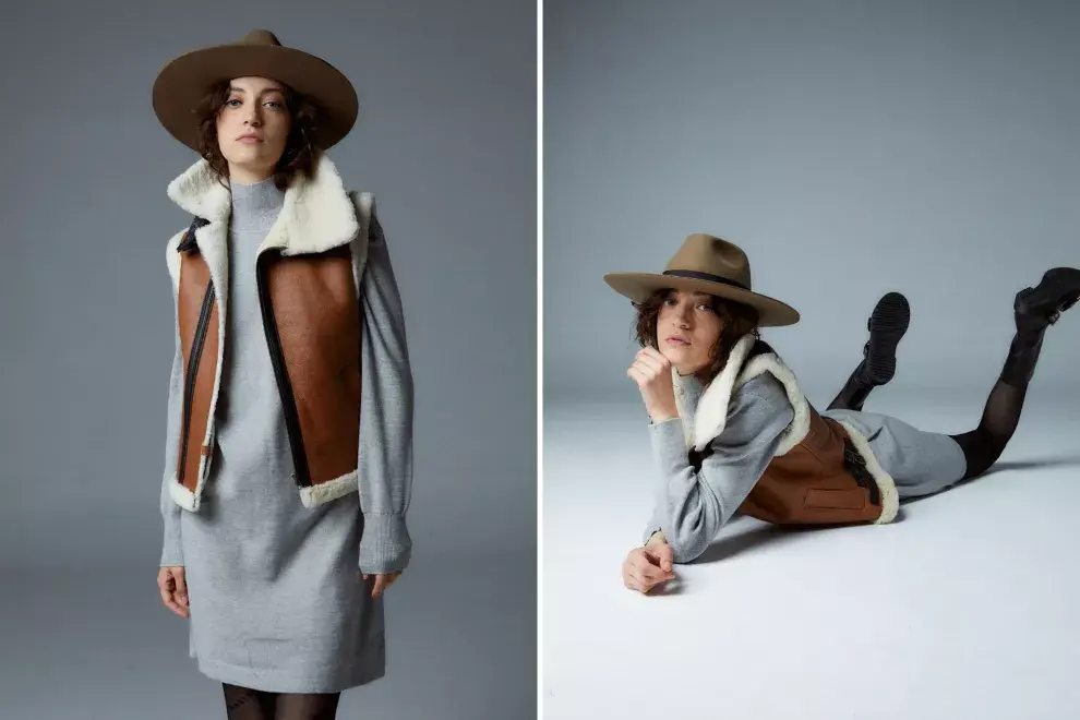 CHALECO DE CUERO  (MYM, $159.900), VESTIDO DE PUNTO (WHY DONNA, $35.000), MEDIAS (MARIA GOROF), BOTAS (LU BOLOQUE, $61.490), SOMBRERO DE FIELTRO (COMPAÑÍA DE SOMBREROS, $35.000).
