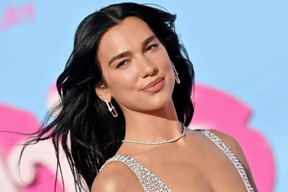 Dua Lipa sorprendió a todos son su increíble look en el estreno de Barbie.