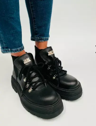 CON PLATAFORMA DE CUERO, JONE JONES $28.800.