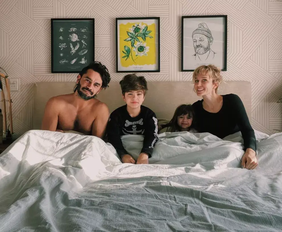 Gonzalo Heredia y Brenda Gandini con sus hijos, Eloy y Alfonsina