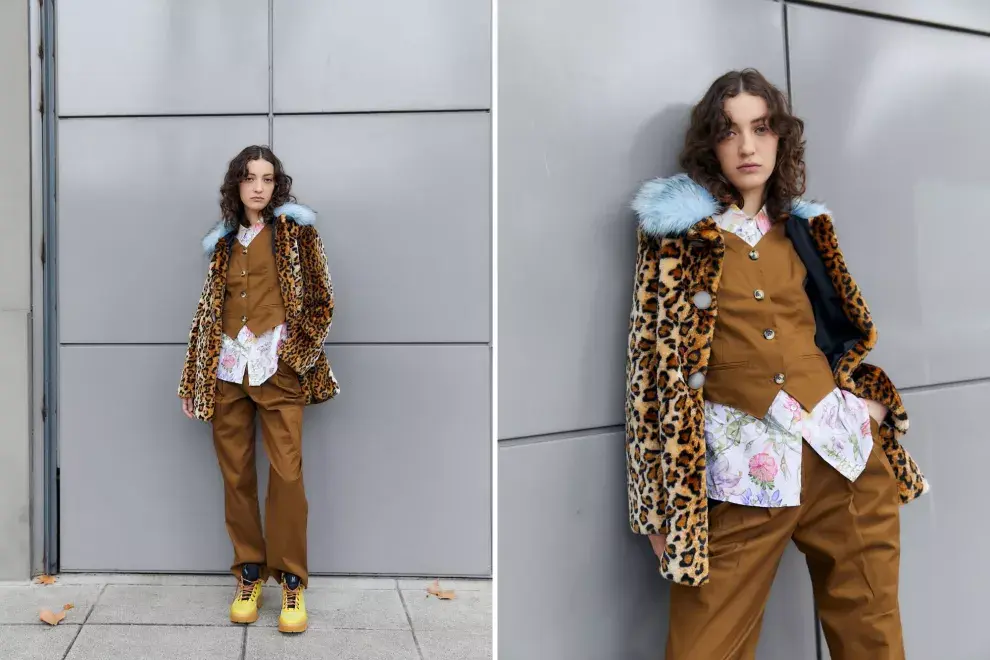 TAPADO, CAMISA, CHALECO Y PANTALÓN  (VALENTINA KARNOUBI, $250.000, $52.500, $59.000 Y $69.000).  MAQUILLÓ CAROL PEIRETT Y PEINÓ JOR ANTICO.