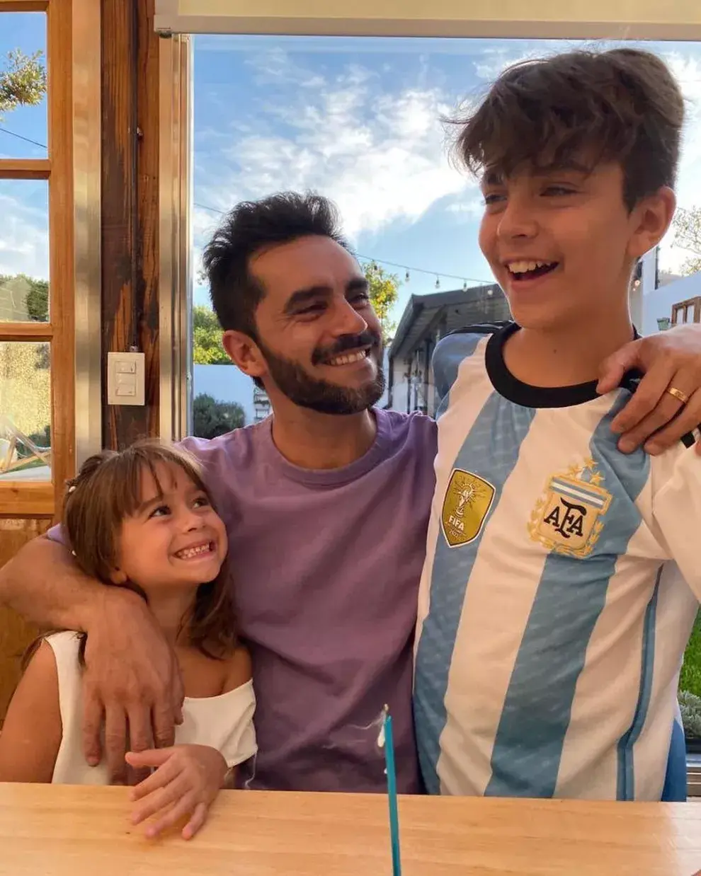 Gonzalo Heredia junto a sus hijos, Eloy y Alfonsina