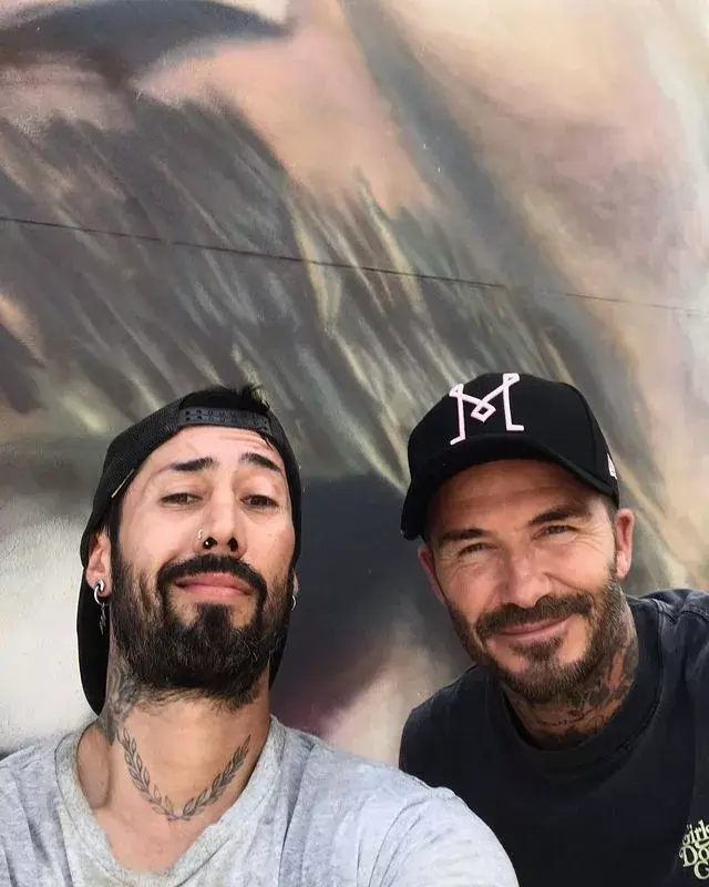 El artista argentino, Maximiliano Bagnasco, junto a David Beckam. 