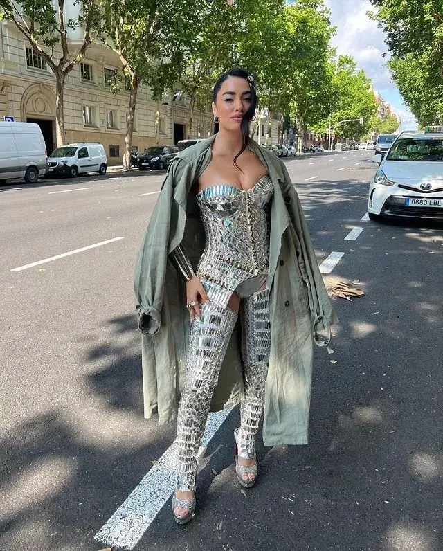 “Yendooooooo sencillita…”, escribió la artista de 31 años en el posteo, luciendo un conjunto de corset y pantalón (con malla debajo), enfundados en un sinfín de pedrería metalizada con efecto tornasolado.