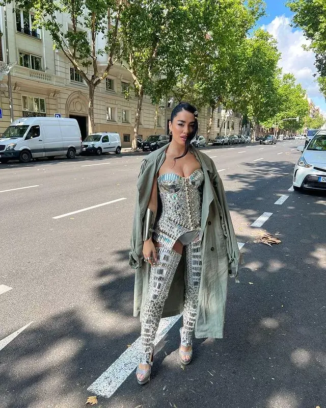 Así fue el look metalizado de Lali para presentar Nochentera remix.