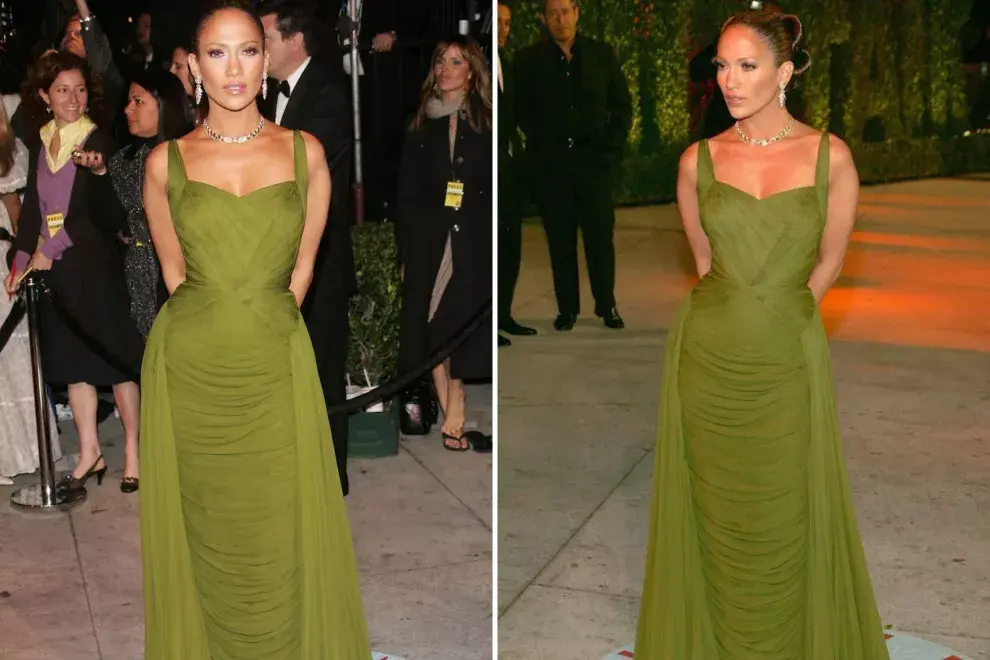 Con el pelo tirante -algo que, después, se volvería marca registrada- este vestido verde plisado en mood vintage fue el elegido por JLo para los Premios Oscar de 2006.