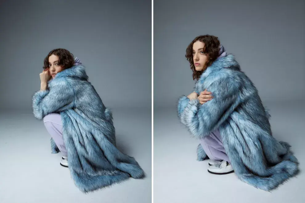 TAPADO (VALENTINA KARNOUBI, $290.000), BUZO Y PANTALÓN DE JOGGING (FURZAI, $30.900 Y $25.700), MOCASINES (MISHKA, $49.300).