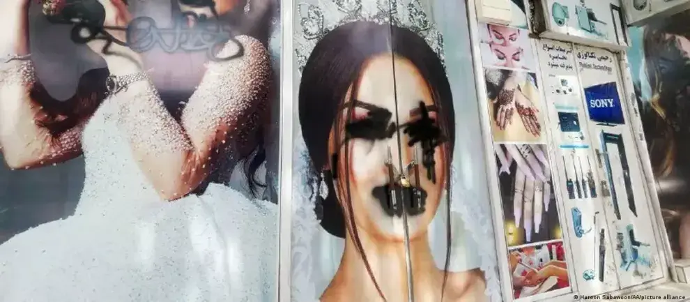 Los talibanes prohíben los salones de belleza en Afganistán.