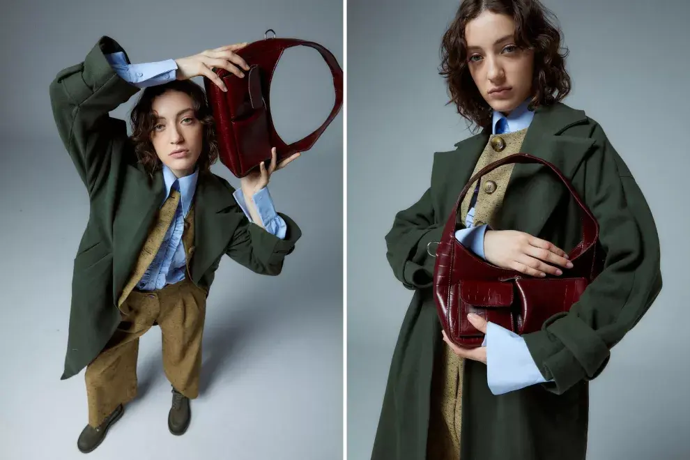 TAPADO Y CAMISA  (FINI BRAUN, $134.200 Y  $41.250), CHALECO Y PANTALÓN (LAS PEPAS, $79.900 Y  $49.900), BOTAS (LU BOLOQUE, $61.490), CARTERA (WHY DONNA, $40.000). 