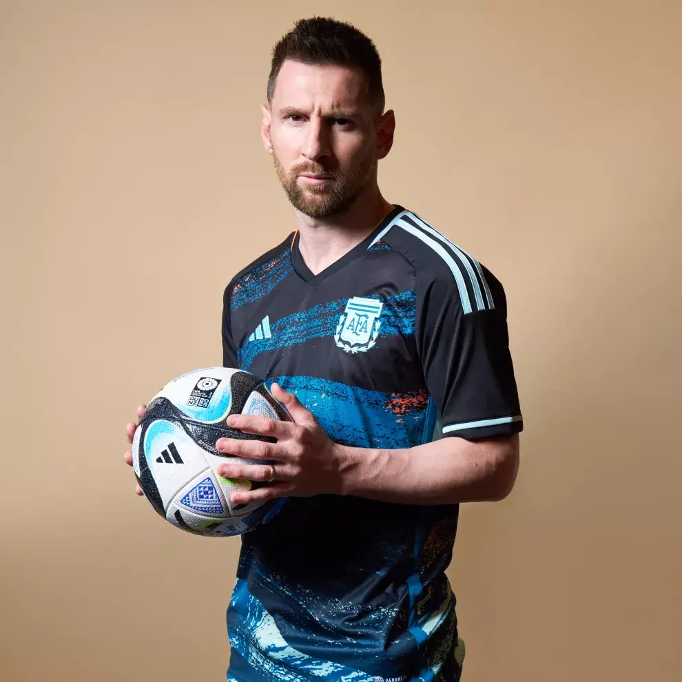 Messi posó con la camiseta de la Selección Argentina Femenina, en apoyo al equipo de cara al Mundial.