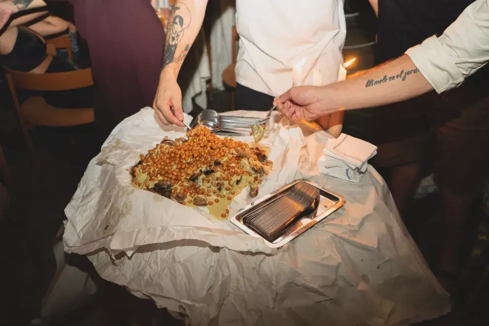 Un papillote gigante para compartir entre 4 es la propuesta de Amador Cantina