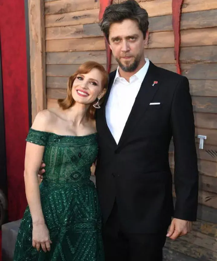 El director argentino junto a Jessica Chastain; la protagonista de su primer film Mamá.