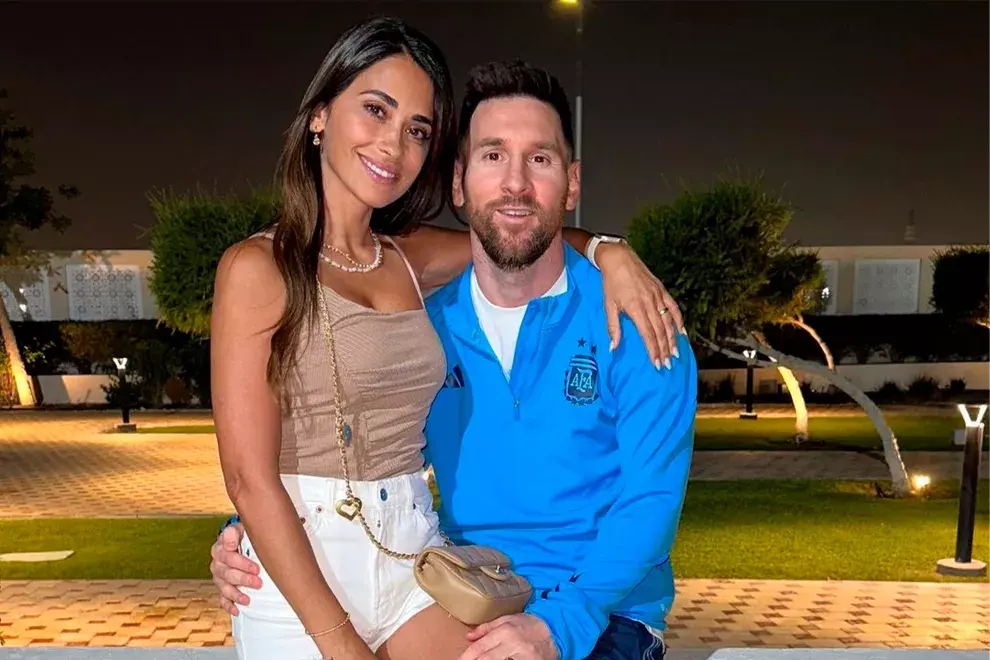 El look de Antonela Roccuzzo y Leo Messi en el supermercado.