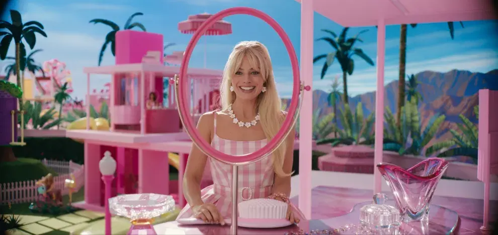 Margot Robbie se convierte en una Barbie de carne y hueso.