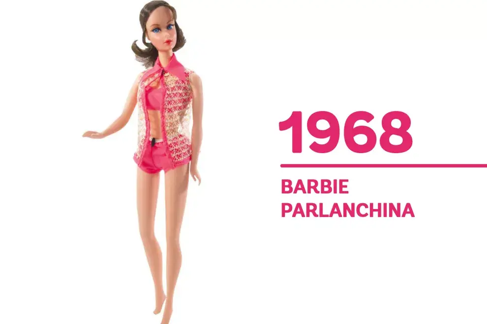 1968 En el auge de las muñecas que hablaban, "Barbie que habla" fue la propuesta de Mattel diseñada para hablar tras tirarle la cuerda desde la espalda.  