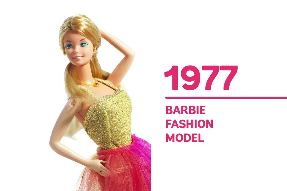 1977 Su cara se asemeja más a la Barbie que conocemos hoy, para este año se renueva y aparece como “Barbie Fashion Model" con un conjunto vanguardista para la época. 