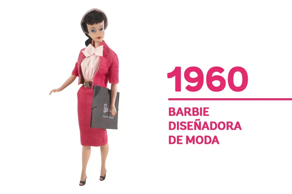 1960. Con una falda tubo, "Barbie diseñadora de moda" deslumbra con su look avant gardé