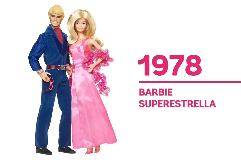 1978 La "Barbie superestrella" viene a reflejar todo el glamour de Hollywood con un pelo más largo y un vestido rosa.