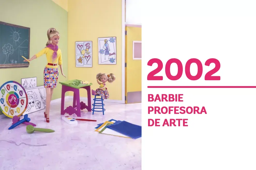 2002 Con un look moderno, "Barbie Profesora de Arte", ejerce la profesión del ámbito educativo a tono con Chelsea, su alumna vestida igual que ella. 