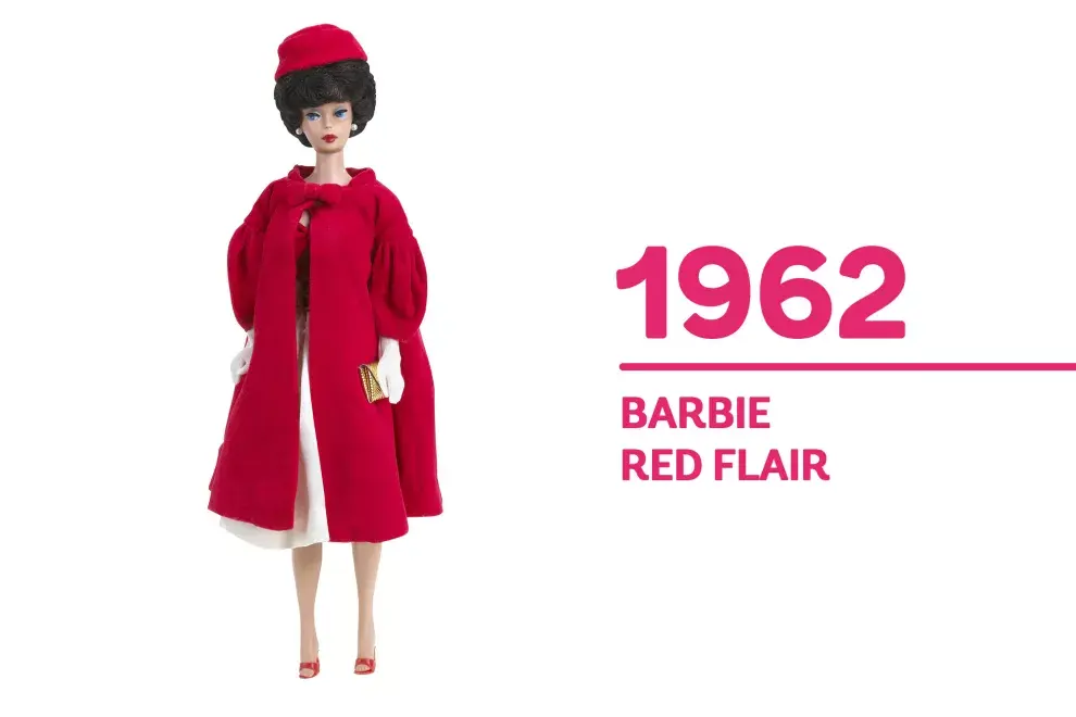 1962. Con inspiración en Jackie Onasis, "Barbie Red Flair" aparece con un corte de pelo propio de la época.