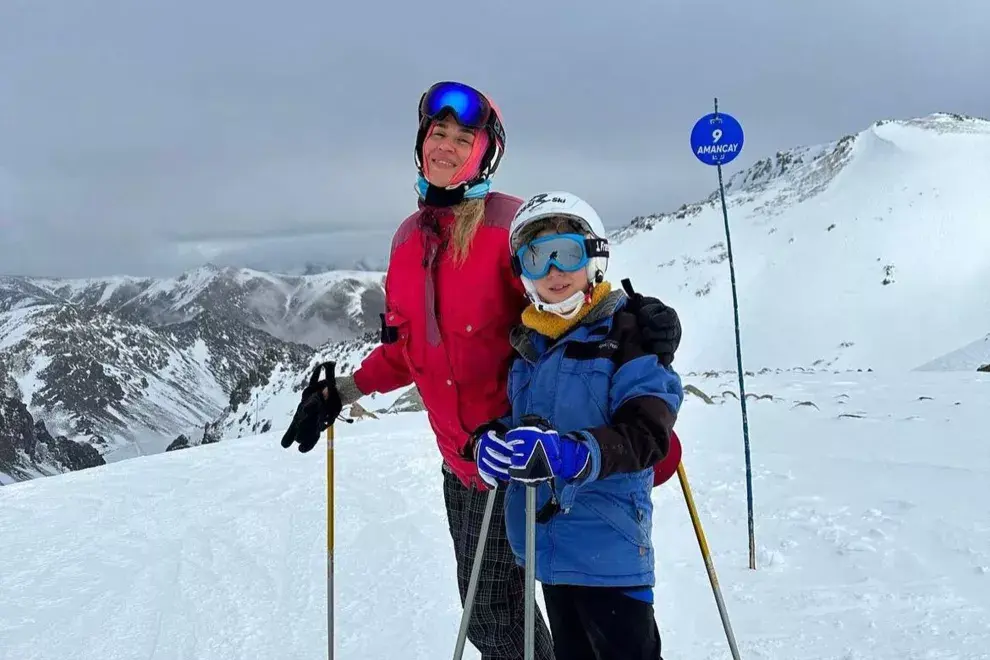 Jimena Barón y su hijo, Momo, disfrutando un día de nieve