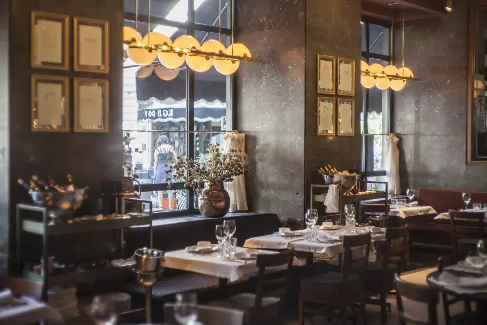 Café Comercial, el más antiguo de la ciudad, para mirar Madrid por la ventana