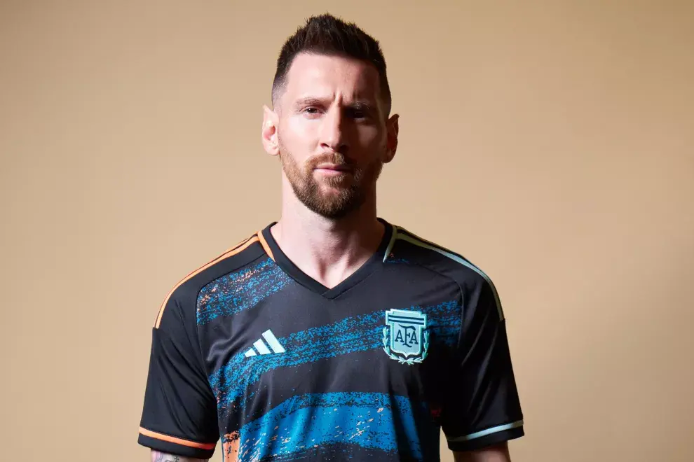 Messi posó con la camiseta de la Selección Argentina Femenina - Ohlalá